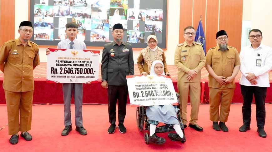 gubernur sulawesi selatan andi sudirman sulaiman menyerahkan beasiswa disabilitas kepada siswa slb di rujab gubernur sulsel makassar