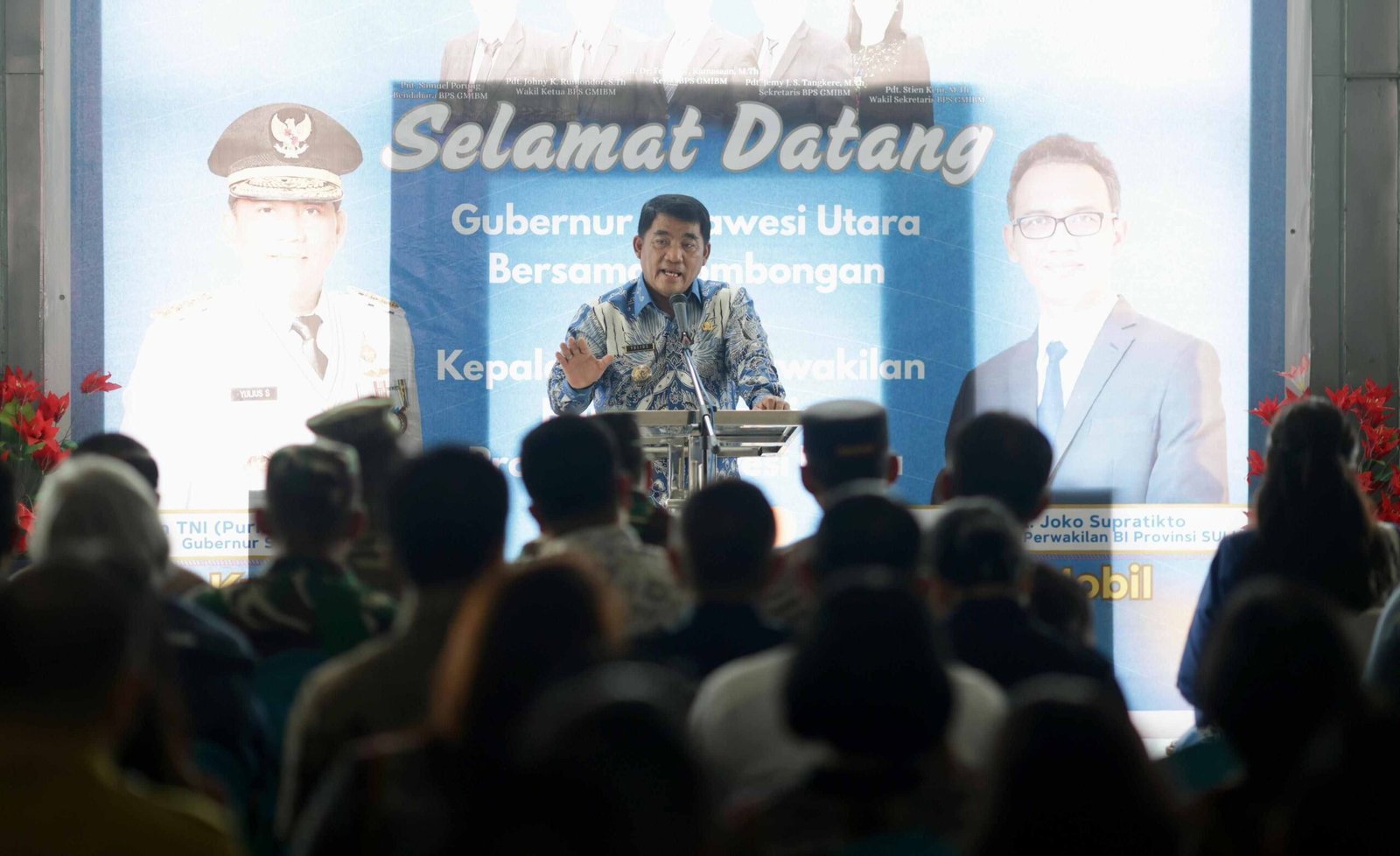 gubernur sulut yulius selvanus memberikan sambutan penyerahan mobil hibah