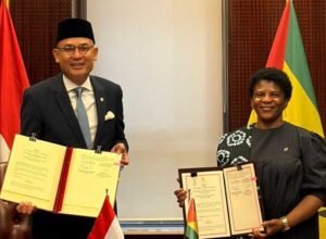 wakil menteri luar negeri ri arrmanatha nasir bertemu menteri luar negeri sao tome ilza amado vaz di ktt oacps guinea khatulistiwa