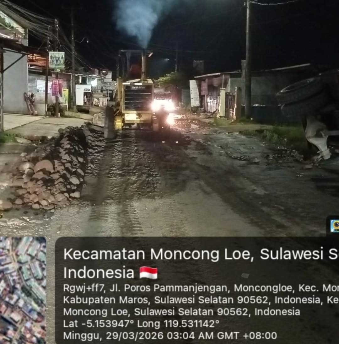 alat berat memperbaiki jalan poros pamanjengan di moncongloe maros minggu 29/3/2026