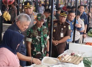 bupati pinrang irwan hamid memantau harga bahan pangan di pasar sentral pinrang