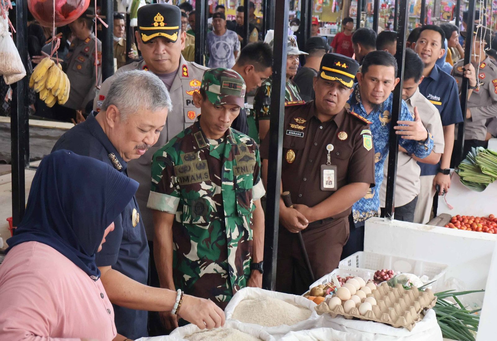 bupati pinrang irwan hamid memantau harga bahan pangan di pasar sentral pinrang