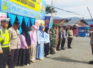 personel gabungan tni polri dan tenaga kesehatan bersiaga di pos pengamanan tugu durian sabbang luwu utara saat operasi ketupat lebaran