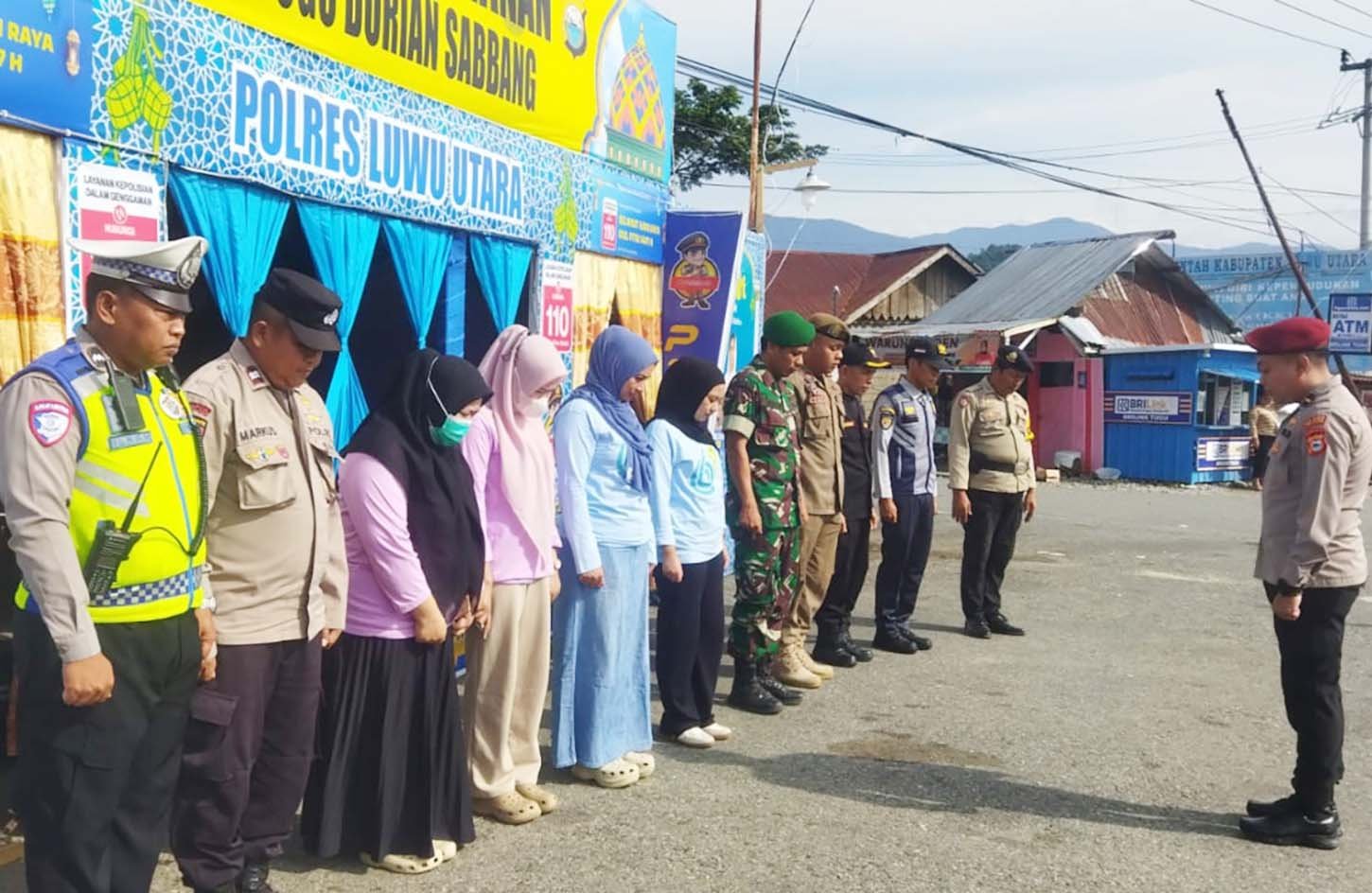 personel gabungan tni polri dan tenaga kesehatan bersiaga di pos pengamanan tugu durian sabbang luwu utara saat operasi ketupat lebaran