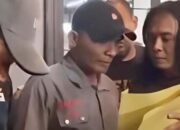 petugas polres mojokerto menunjukkan tersangka ott wartawan gadungan kasus pemerasan di mojokerto