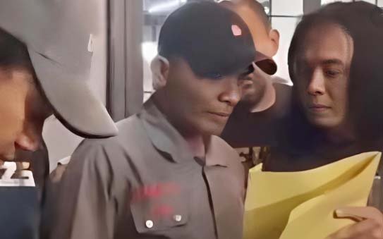 petugas polres mojokerto menunjukkan tersangka ott wartawan gadungan kasus pemerasan di mojokerto