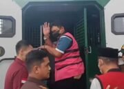 tersangka kasus korupsi p3-tgai dikawal petugas naik mobil tahanan di luwu