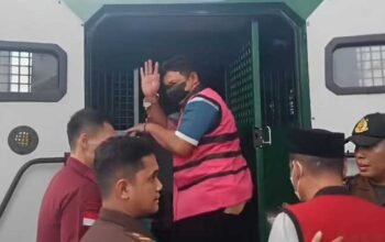 tersangka kasus korupsi p3-tgai dikawal petugas naik mobil tahanan di luwu