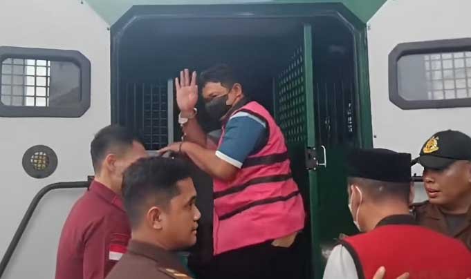 tersangka kasus korupsi p3-tgai dikawal petugas naik mobil tahanan di luwu