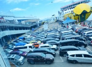 kendaraan antre masuk kapal penyeberangan saat arus mudik lebaran di pelabuhan