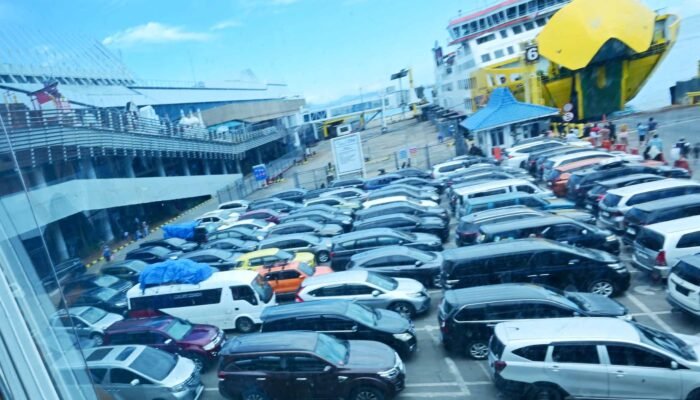 kendaraan antre masuk kapal penyeberangan saat arus mudik lebaran di pelabuhan