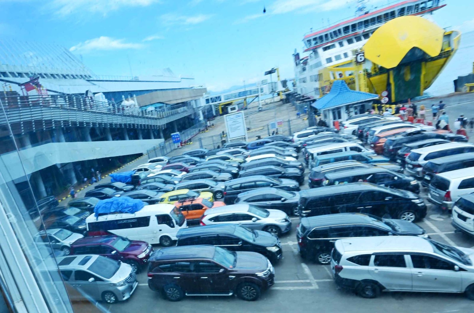 kendaraan antre masuk kapal penyeberangan saat arus mudik lebaran di pelabuhan