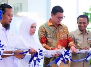 kepala bpom taruna ikrar bersama gubernur sulsel dan bupati bone meresmikan gedung loka pom bone di bone