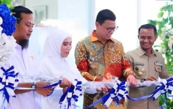 kepala bpom taruna ikrar bersama gubernur sulsel dan bupati bone meresmikan gedung loka pom bone di bone
