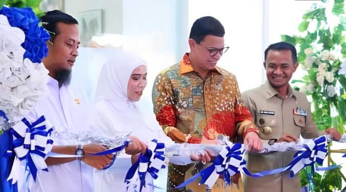 kepala bpom taruna ikrar bersama gubernur sulsel dan bupati bone meresmikan gedung loka pom bone di bone