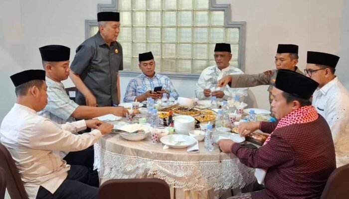 ketua dprd wajo firmansyah perkesi menggelar buka puasa bersama di rujab dprd wajo sengkang