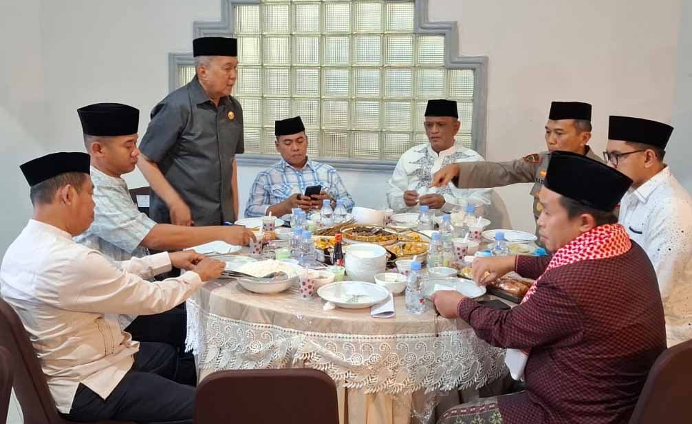 ketua dprd wajo firmansyah perkesi menggelar buka puasa bersama di rujab dprd wajo sengkang