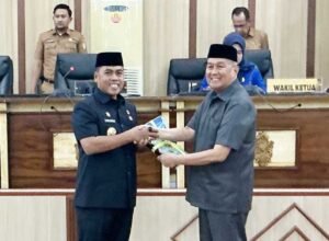 ketua dprd wajo firmansyah perkesi memimpin rapat paripurna penyerahan pokok pikiran dprd di kantor dprd wajo senin 2/3/2026