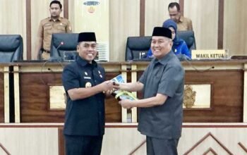 ketua dprd wajo firmansyah perkesi memimpin rapat paripurna penyerahan pokok pikiran dprd di kantor dprd wajo senin 2/3/2026