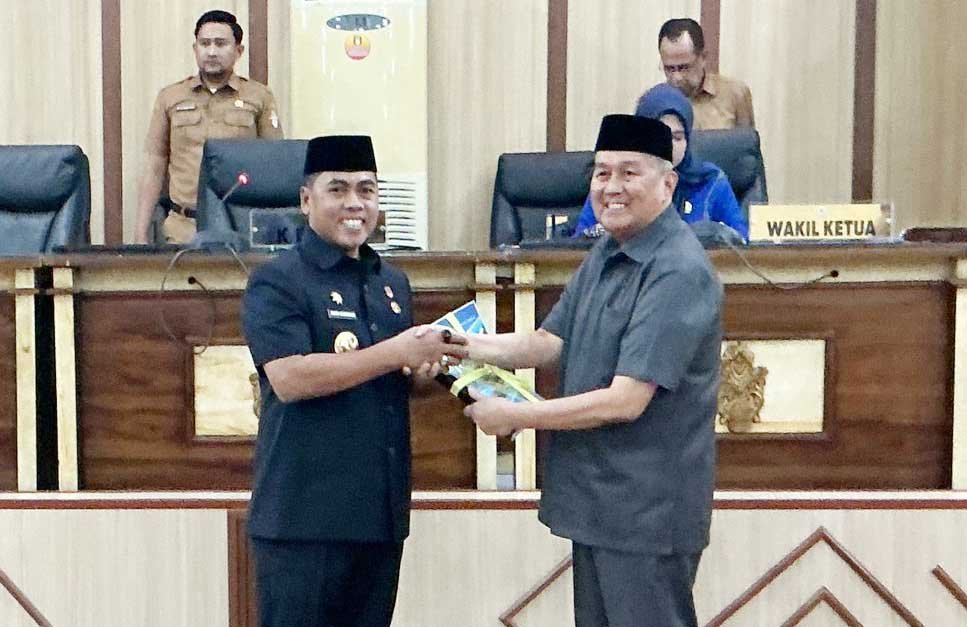 ketua dprd wajo firmansyah perkesi memimpin rapat paripurna penyerahan pokok pikiran dprd di kantor dprd wajo senin 2/3/2026