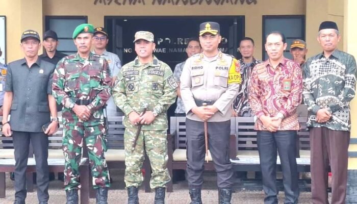 ketua komisi i dprd wajo amshar a timbang menghadiri apel operasi ketupat di mapolres wajo