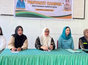 ketua tp pkk bantaeng ny gunya paramasukhaputri membuka sosialisasi imunisasi campak di kantor lurah bonto rita bissappu