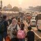 pemudik melakukan perjalanan mudik lebaran di jalur transportasi indonesia
