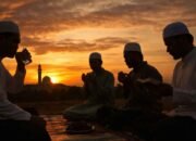 umat muslim berbuka puasa ramadan di sekitar masjid saat matahari terbenam