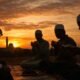 umat muslim berbuka puasa ramadan di sekitar masjid saat matahari terbenam