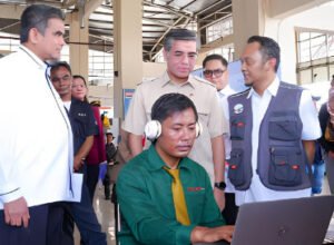 menteri ketenagakerjaan yassierli meninjau posko k3 mudik di terminal terpadu pulo gebang jakarta