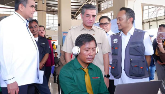 Pastikan Mudik Aman, Menaker Yassierli Tinjau Posko K3 Sopir Bus Pulo Gebang