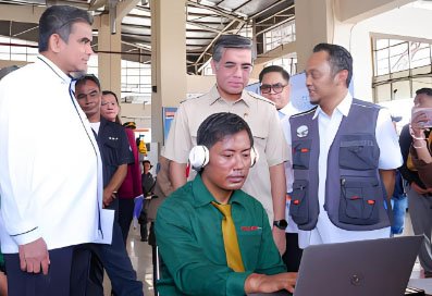 menteri ketenagakerjaan yassierli meninjau posko k3 mudik di terminal terpadu pulo gebang jakarta
