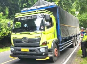 petugas kepolisian memeriksa truk logistik di jalur transportasi menjelang arus mudik lebaran di indonesia