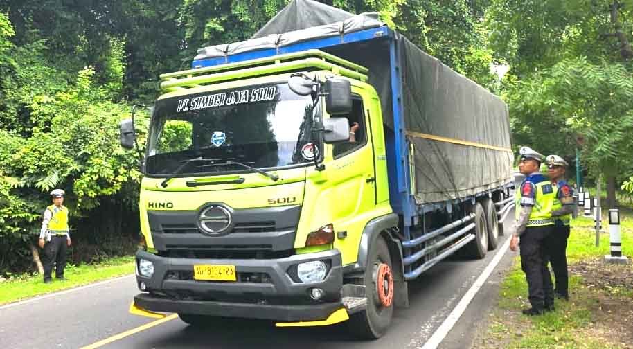 petugas kepolisian memeriksa truk logistik di jalur transportasi menjelang arus mudik lebaran di indonesia