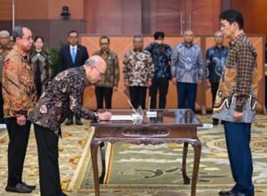 Menteri Keuangan Purbaya Yudhi Sadewa melantik Robert Leonard Marbun sebagai Sekjen Kemenkeu di Jakarta