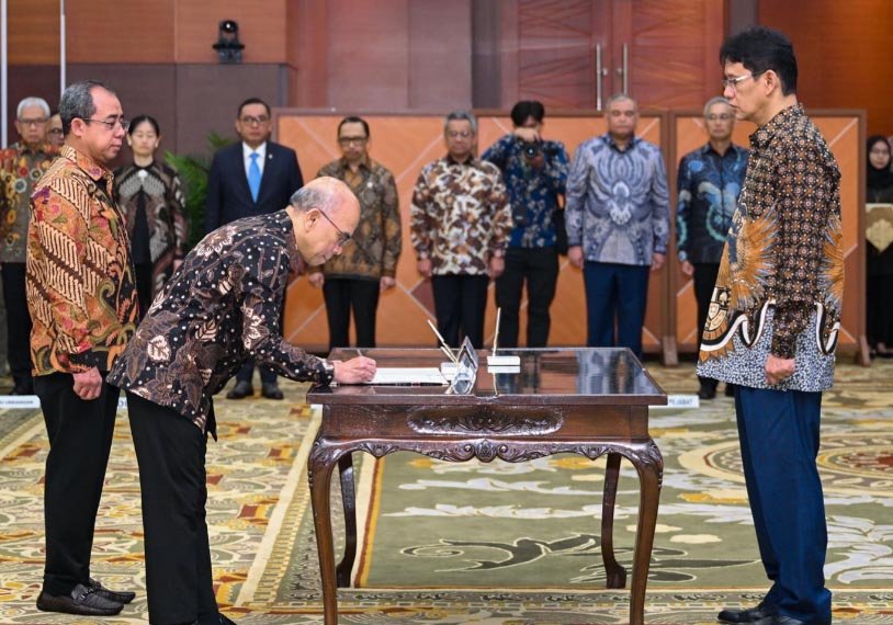 Menteri Keuangan Purbaya Yudhi Sadewa melantik Robert Leonard Marbun sebagai Sekjen Kemenkeu di Jakarta