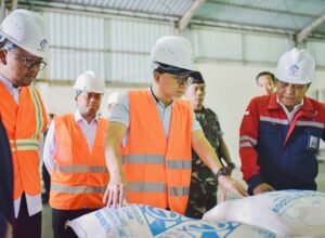 menko pangan zulkifli hasan meninjau pabrik pt garam di sampang jawa timur