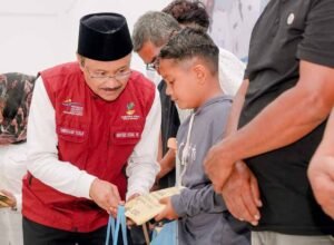 menteri sosial saifullah yusuf menyerahkan bantuan korban bencana di pidie jaya aceh