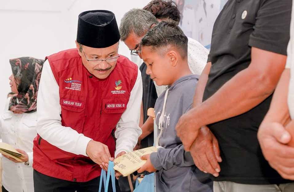 menteri sosial saifullah yusuf menyerahkan bantuan korban bencana di pidie jaya aceh