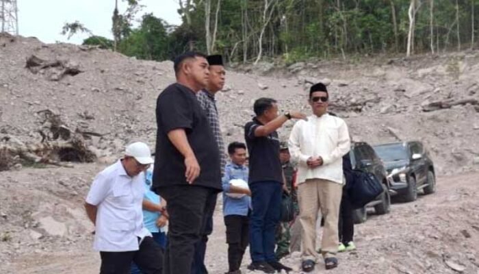 bupati bone andi asman sulaiman mendampingi mentan meninjau proyek pelabuhan tonra di bone