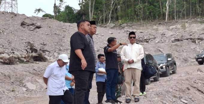 bupati bone andi asman sulaiman mendampingi mentan meninjau proyek pelabuhan tonra di bone