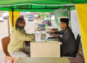 petugas bmh melayani muzakki di counter unit layanan zakat selama ramadhan di makassar