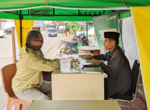 petugas bmh melayani muzakki di counter unit layanan zakat selama ramadhan di makassar