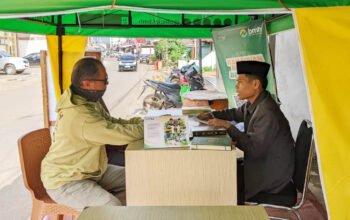 petugas bmh melayani muzakki di counter unit layanan zakat selama ramadhan di makassar