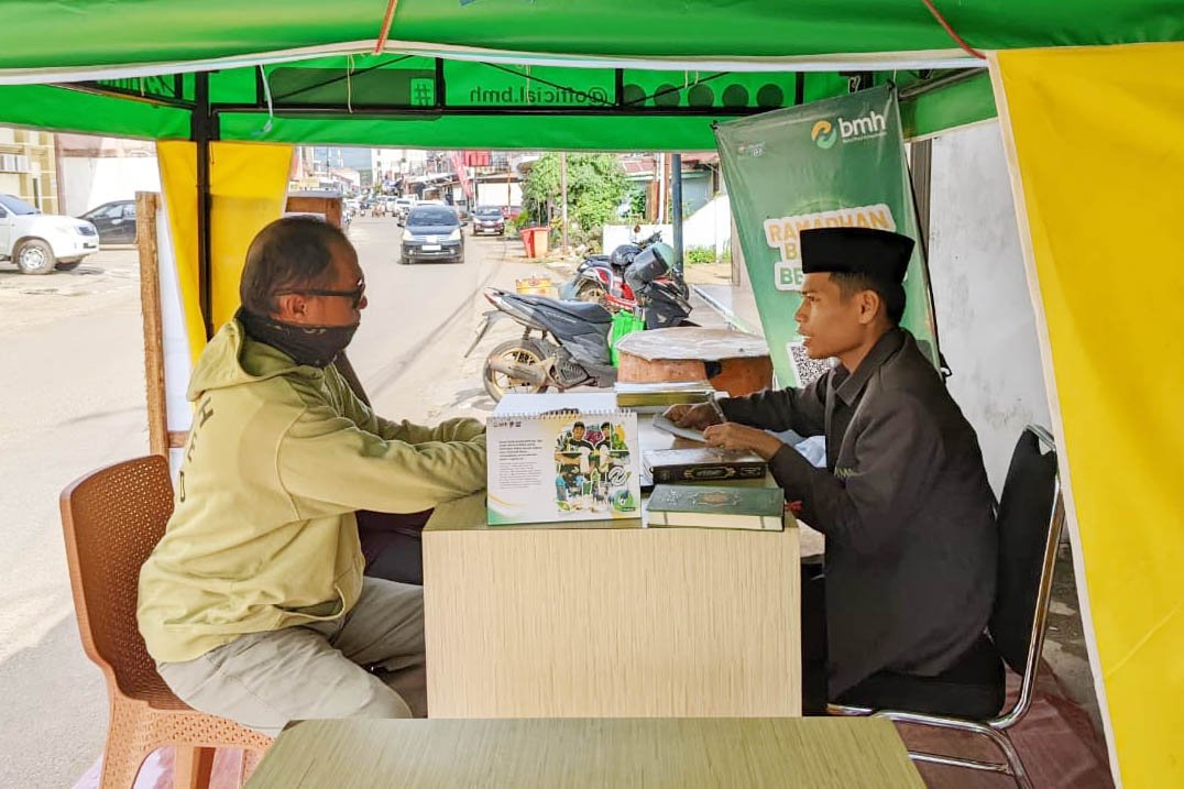 petugas bmh melayani muzakki di counter unit layanan zakat selama ramadhan di makassar