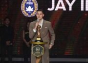 jay idzes menerima penghargaan pemain terbaik di pssi awards 2026