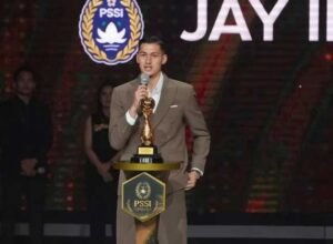 jay idzes menerima penghargaan pemain terbaik di pssi awards 2026
