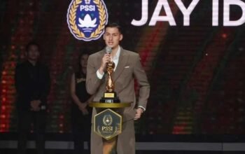 jay idzes menerima penghargaan pemain terbaik di pssi awards 2026