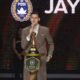 jay idzes menerima penghargaan pemain terbaik di pssi awards 2026