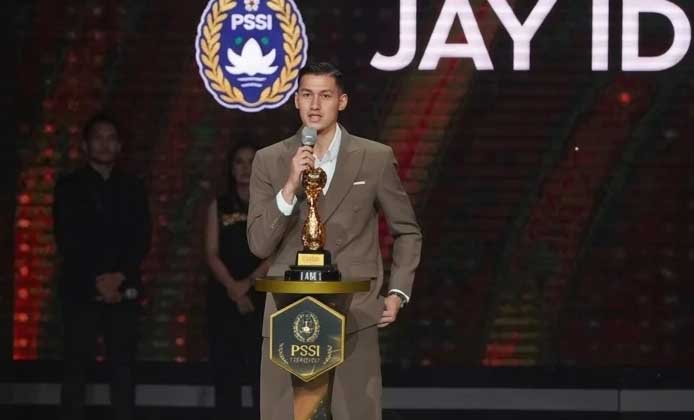 jay idzes menerima penghargaan pemain terbaik di pssi awards 2026
